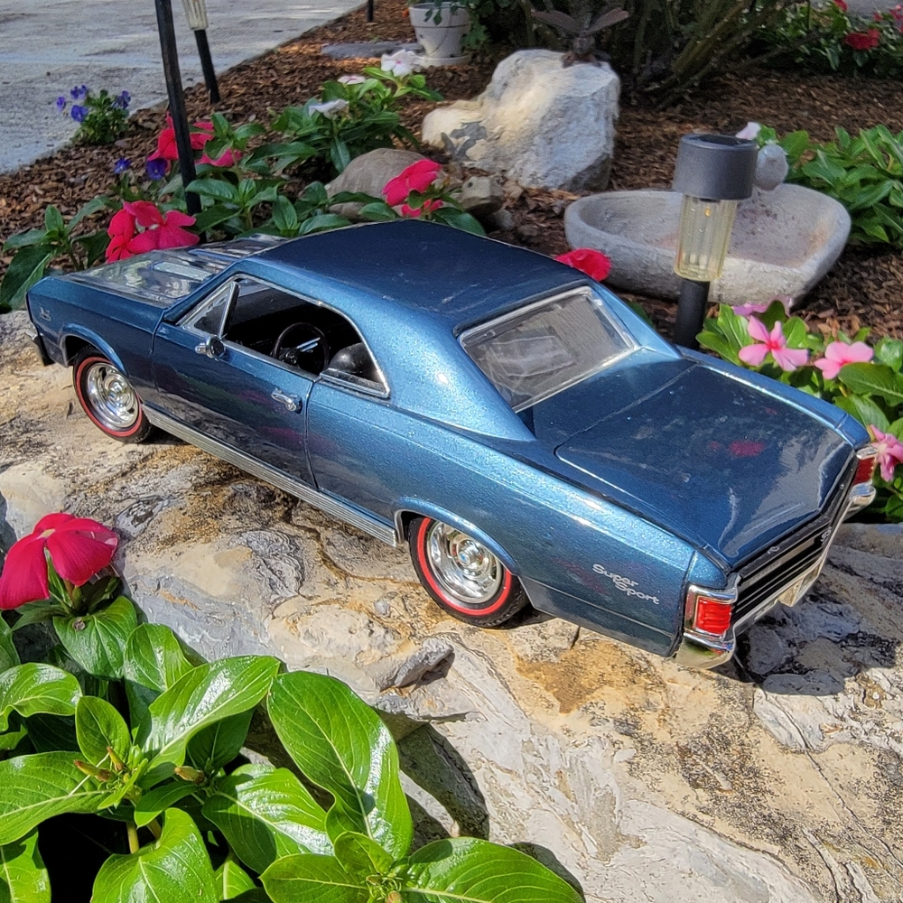 MOTORMAX ♡ 1967 Slate Blue Metallic Chevelle SS396 1:18 Scale Diecast Model - Picture 15 of 17
